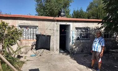 Vivienda multifamiliar con un casa y dos departamentos  en venta en Castillo