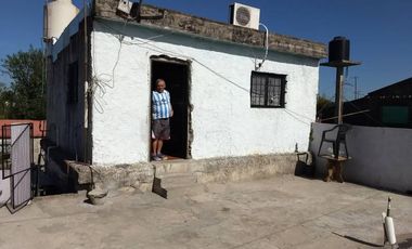 Vivienda multifamiliar con un casa y dos departamentos  en venta en Castillo