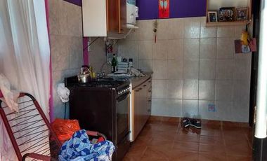 Vivienda multifamiliar con un casa y dos departamentos  en venta en Castillo