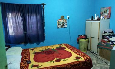 Vivienda multifamiliar con un casa y dos departamentos  en venta en Castillo