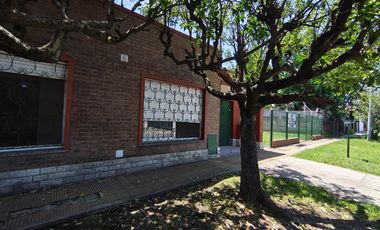 Casa quinta en Tortuguitas centro|600mts lote pileta, ideal vivienda o inversión.Todos los servicios