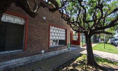 Casa quinta en Tortuguitas centro|600mts lote pileta, ideal vivienda o inversión.Todos los servicios