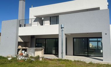EN VENTA CASA 5 AMB A ESTRENAR EN VILLALOBOS