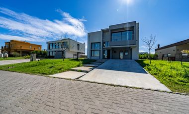 EN VENTA CASA 5 AMB A ESTRENAR EN VILLALOBOS