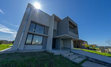 EN VENTA CASA 5 AMB A ESTRENAR EN VILLALOBOS