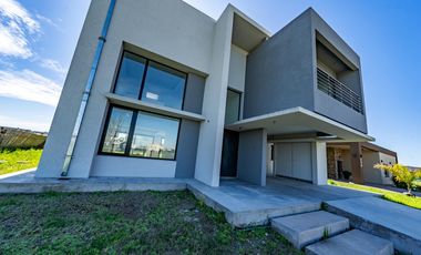 EN VENTA CASA 5 AMB A ESTRENAR EN VILLALOBOS