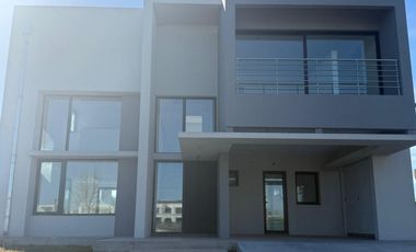 EN VENTA CASA 5 AMB A ESTRENAR EN VILLALOBOS