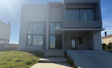 EN VENTA CASA 5 AMB A ESTRENAR EN VILLALOBOS