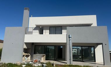 EN VENTA CASA 5 AMB A ESTRENAR EN VILLALOBOS