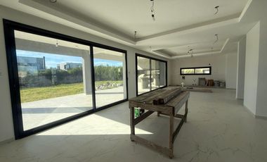 EN VENTA CASA 5 AMB A ESTRENAR EN VILLALOBOS