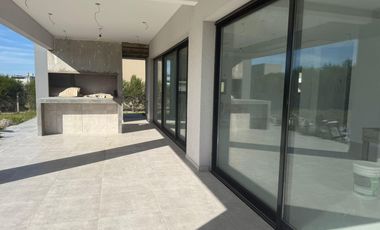 EN VENTA CASA 5 AMB A ESTRENAR EN VILLALOBOS