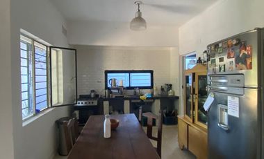 Casa en  barrio residencial de Temperley Este