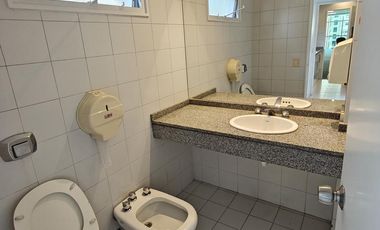 Oficinas en alquiler, planta libre con divisiones, próximas a Av 9 de Julio