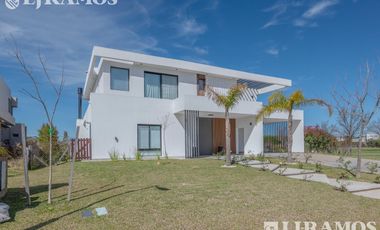 Increible casa en Venta en Barrio Muelles Puertos