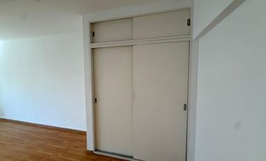 Amplio departamento monoambiente en alquiler en Wilde Centro