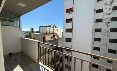 Amplio departamento monoambiente en alquiler en Wilde Centro