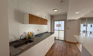 Amplio departamento monoambiente en alquiler en Wilde Centro