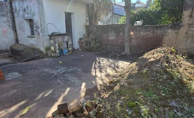 CASA A REFACCIONAR SOBRE AVENIDA LARRAZABAL CON FONDO