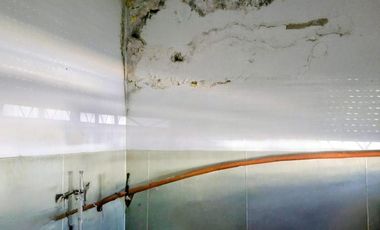 CASA A REFACCIONAR SOBRE AVENIDA LARRAZABAL CON FONDO