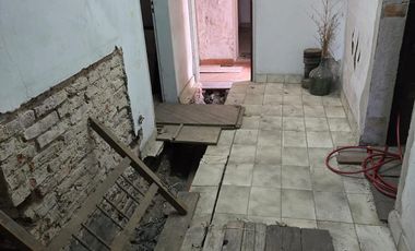 CASA A REFACCIONAR SOBRE AVENIDA LARRAZABAL CON FONDO