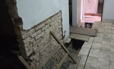 CASA A REFACCIONAR SOBRE AVENIDA LARRAZABAL CON FONDO