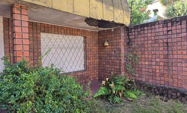 CASA A REFACCIONAR SOBRE AVENIDA LARRAZABAL CON FONDO