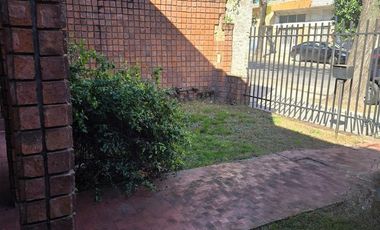 CASA A REFACCIONAR SOBRE AVENIDA LARRAZABAL CON FONDO