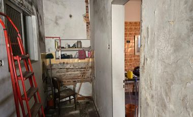 CASA A REFACCIONAR SOBRE AVENIDA LARRAZABAL CON FONDO