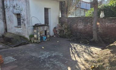 CASA A REFACCIONAR SOBRE AVENIDA LARRAZABAL CON FONDO