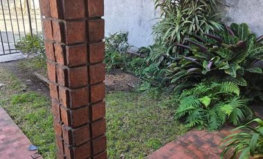 CASA A REFACCIONAR SOBRE AVENIDA LARRAZABAL CON FONDO