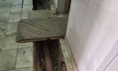 CASA A REFACCIONAR SOBRE AVENIDA LARRAZABAL CON FONDO