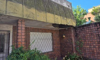 CASA A REFACCIONAR SOBRE AVENIDA LARRAZABAL CON FONDO