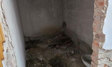 CASA A REFACCIONAR SOBRE AVENIDA LARRAZABAL CON FONDO