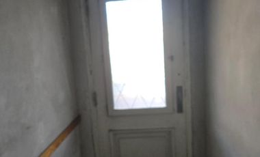 CASA A REFACCIONAR SOBRE AVENIDA LARRAZABAL CON FONDO