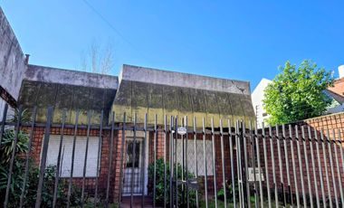 CASA A REFACCIONAR SOBRE AVENIDA LARRAZABAL CON FONDO