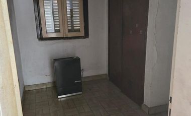 CASA A REFACCIONAR SOBRE AVENIDA LARRAZABAL CON FONDO