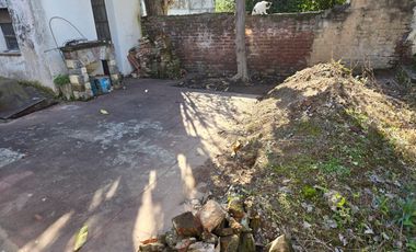 CASA A REFACCIONAR SOBRE AVENIDA LARRAZABAL CON FONDO