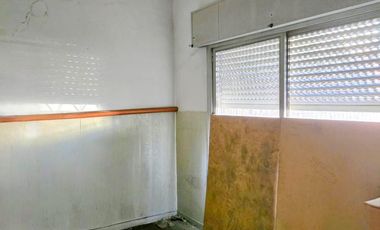 CASA A REFACCIONAR SOBRE AVENIDA LARRAZABAL CON FONDO