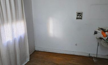 CASA A REFACCIONAR SOBRE AVENIDA LARRAZABAL CON FONDO