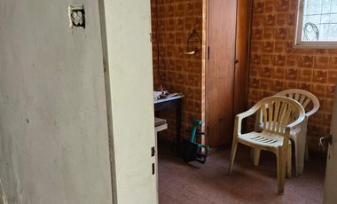 CASA A REFACCIONAR SOBRE AVENIDA LARRAZABAL CON FONDO