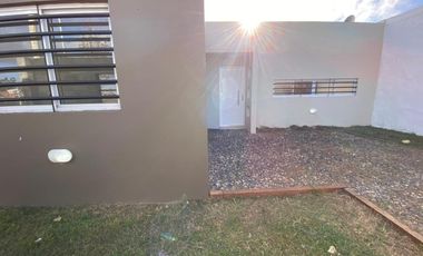 Casa a estrenar 2 dormitorios en Barrio La Raquela. Apto credito!