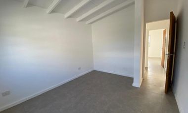 Casa a estrenar 2 dormitorios en Barrio La Raquela. Apto credito!