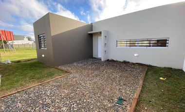 Casa a estrenar 2 dormitorios en Barrio La Raquela. Apto credito!