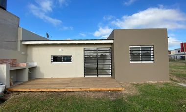 Casa a estrenar 2 dormitorios en Barrio La Raquela. Apto credito!