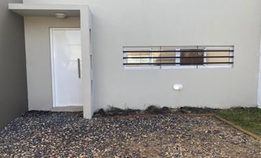Casa a estrenar 2 dormitorios en Barrio La Raquela. Apto credito!