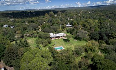 HERMOSA PROPIEDAD EN LA GRANJA - 7000 m2 PARQUIZADOS - MODERNA