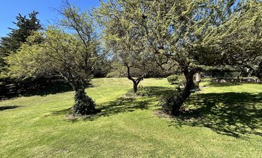 HERMOSA PROPIEDAD EN LA GRANJA - 7000 m2 PARQUIZADOS - MODERNA