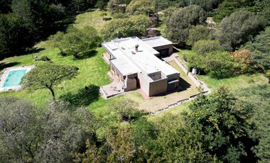 HERMOSA PROPIEDAD EN LA GRANJA - 7000 m2 PARQUIZADOS - MODERNA