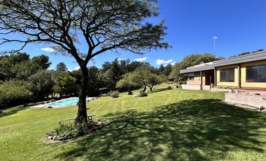 HERMOSA PROPIEDAD EN LA GRANJA - 7000 m2 PARQUIZADOS - MODERNA