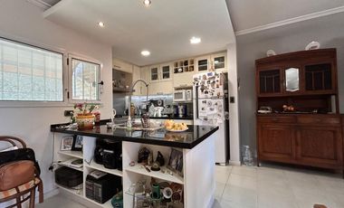 HERMOSA PROPIEDAD EN LA GRANJA - 7000 m2 PARQUIZADOS - MODERNA